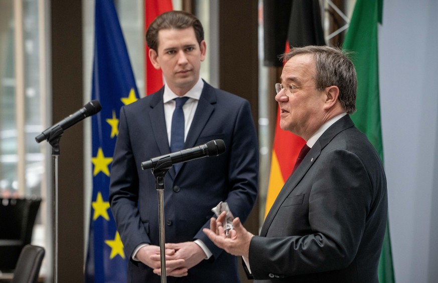 Armin Laschet, CDU-Bundesvorsitzender und Ministerpräsident von Nordrhein-Westfalen, spricht neben Sebastian Kurz (l), Bundeskanzler von Österreich vor einem Treffen in der Landesvertretung NRW in der ...