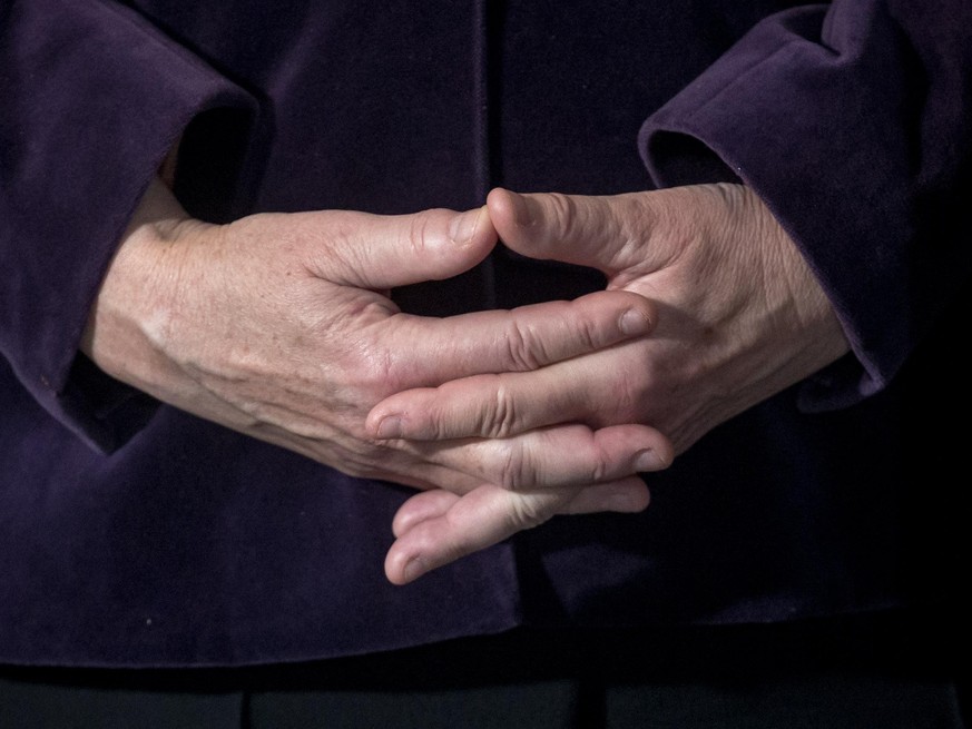 Bundeskanzlerin Angela Merkel (CDU) hält am 05.01.2016 im Bundeskanzleramt in Berlin ihre Hände gefaltet. Traditionell besuchen Sternsinger aus der ganzen Bundesrepublik die Bundeskanzlerin. Die Aktio ...