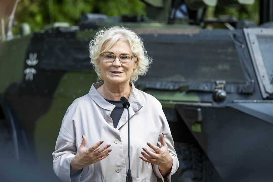 ARCHIV - 25.06.2022, Nordrhein-Westfalen, Warendorf: Verteidigungsministerin Christine Lambrecht (SPD) spricht beim Tag der Bundeswehr vor dem Spähwagen Fennek mit den Journalisten. Lambrecht hält ein ...