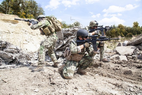 Members of Navy SEAL Team with weapons in action. PUBLICATIONxINxGERxSUIxAUTxONLY Copyright: OlegxZabielin/StocktrekxImages ZAB101342M