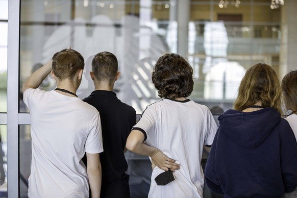 40. Sitzung des Deutschen Bundestages Deutschland, Berlin den 01.06.2022: Ein Gruppe Schüler die den Bundestag besuchen, schauen interessiert auf die Sitzung im Plenarsaal durch die Glasscheibe *** 40 ...