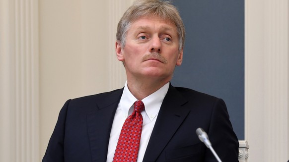 ARCHIV - 14.04.2020, Russland, Moskau: Kremlsprecher Dmitri Peskow nimmt an einer Videokonferenz im Moskauer Kreml teil. (zu dpa "Kreml warnt Deutschland vor Panzerlieferungen an die Ukraine" ...