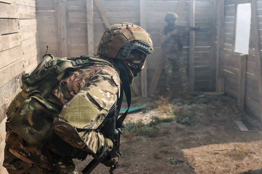 RUSSIA, KHERSON REGION - OCTOBER 9, 2024: Servicemen of an assault squad of the Dnepr Group of the Russian Armed Forces practice attacking the enemy s fortified strongpoint. Alexei Konovalov/TASS PUBL ...