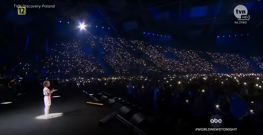 Die 7-jährige Amelia Anisovych sang in Polen vor Tausenden Zuschauern die ukrainische Hymne.
