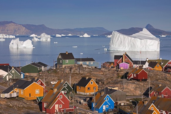 Village Uummannaq with colorful houses and Icebergs at fiord, north greenland, Greenland, North America *** Village Uummannaq with colorful Houses and Icebergs at fiord, north greenland, Greenland, North Ameri...