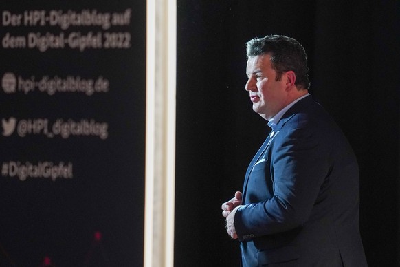 Berlin, Deutschland 09. Dezember 2022: Er�ffnung Digitalgipfel Berlin - 09.12.2022 Im Bild: Hubertus Heil, Bundesminister f�r Arbeit und Soziales SPD beim Interview mit HPI-Digitalblog Station Berlin ...