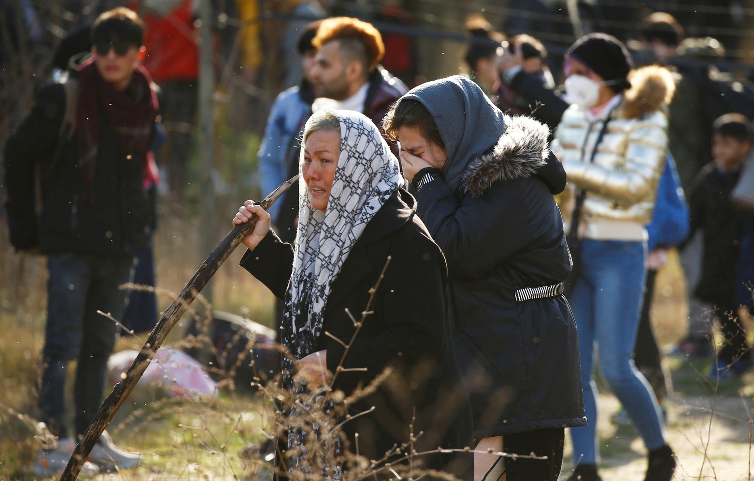 Migrant women react as they walk with other migrants to the Turkey&#039;s Pazarkule border crossing with Greece&#039;s Kastanies, in Pazarkule, Turkey, February 28, 2020. REUTERS/Huseyin Aldemir