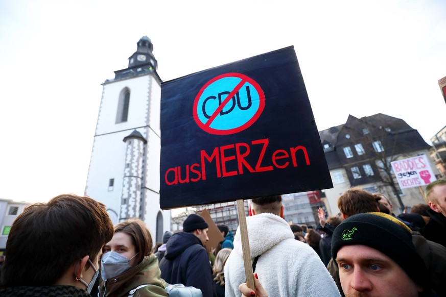 Unter dem Titel Nie wieder ist jetzt - Großdemonstration gegen den Rechtsruck in der Gesellschaft - Demoschild: Verbotsschild CDU CDU mit rotem Balken durchgestrichen ausMERZen - Deutschland, GER, DEU ...