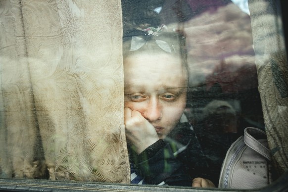 HANDOUT - 10.05.2022, Ukraine, Saporischschja: Das vom Bayerischen Journalisten-Verband (BJV) zur Verfügung gestellte Foto «Auf der Flucht» des Fotografen Florian Bachmeier zeigt ein Mädchen, das mit  ...