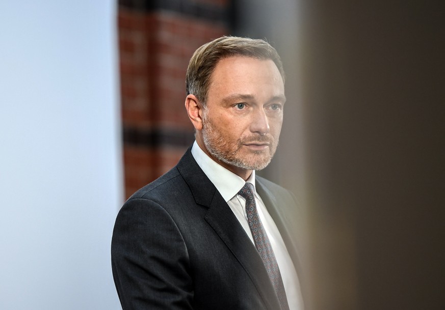 18.10.2021, Berlin: Christian Lindner, Fraktionsvorsitzender und Parteivorsitzender der FDP, gibt nach einer gemeinsamen Sitzung des FDP-Bundesvorstand und der neugew