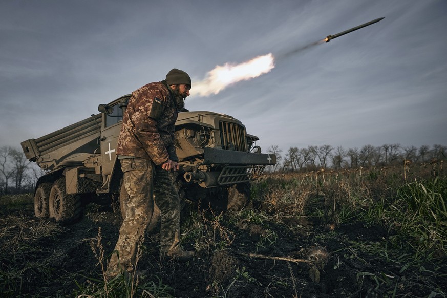 24.11.2022, Ukraine, Bachmut: Ein Grad-Mehrfachraketenwerfer des ukrainischen Milit