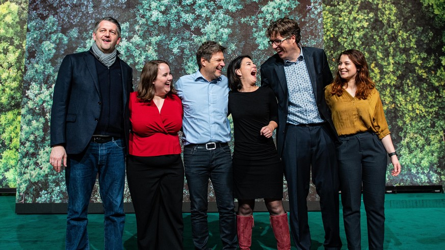 Der Bundesvorstand von Bündnis 90/Die Grünen steht nach der Wahl beim Bundesparteitag auf der Bühne: Marc Urbatsch (l-r), Bundesschatzmeister, Ricarda Lang, stellvertretende Bundesvorsitzende, Robert  ...