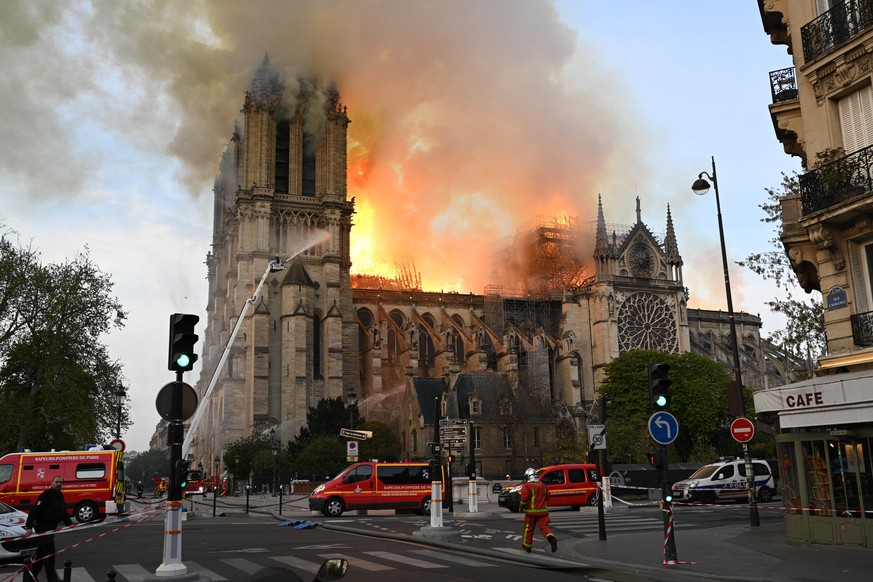 PARIS, FRANCE - APRIL 15, 2019: Emergency services tackle a fire at Notre-Dame de Paris, a Catholic cathedral founded in the 11th century. Stoyan Vassev/TASS PUBLICATIONxINxGERxAUTxONLY TS0A854C