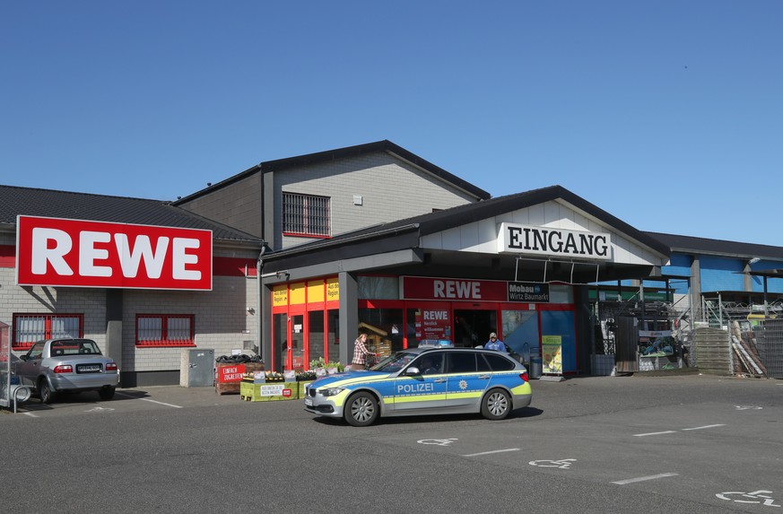 A German police car is seen in front of a Rewe supermarket, as the spread of coronavirus disease (COVID-19) continues in Gangelt, Germany, March 30, 2020. REUTERS/Wolfgang Rattay