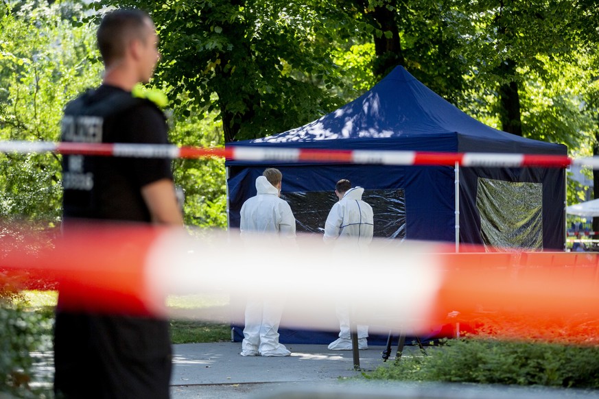 23.08.2019, Berlin: Beamte der Spurensicherung stehen an einem Faltpavillon am Tatort im Kleinen Tiergarten. Gut drei Monate nach dem Mord an einem Tschetschenen in Berlin hat der Generalbundesanwalt  ...