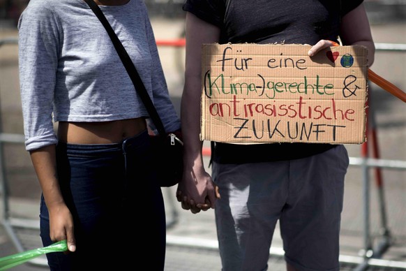 Junge Demonstranten des Bündnisses "Unteilbar" im Sommer 2020 in Berlin.  