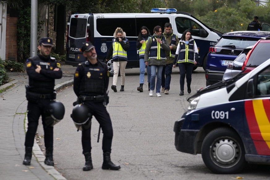 30.11.2022, Spanien, Madrid: Polizisten stehen vor einem abgesperrten Bereich neben der ukrainischen Botschaft. Bei der Explosion einer Briefbombe in der Botschaft der Ukraine in der spanischen Haupts ...