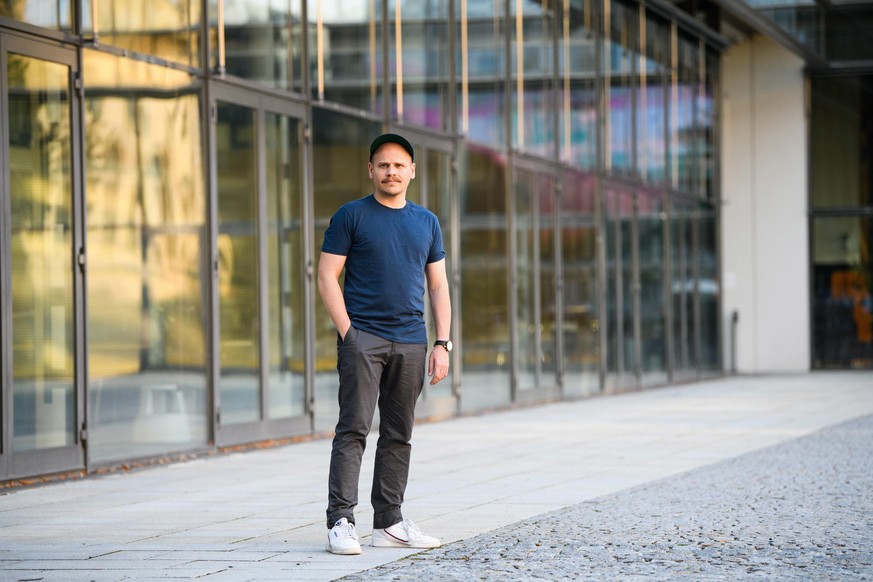 Tobias Ginsburg ist undercover-Journalist. Im Oktober 2021 veröffentlichte er sein neues Buch &quot;Die letzten Männer des Westens&quot;