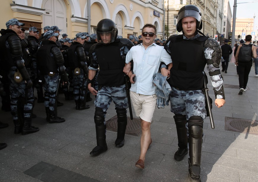 Ein Demonstrant in Moskau wird von der Polizei abgeführt. 