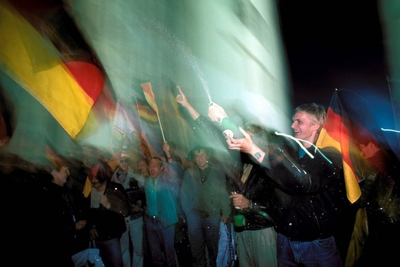 Jubelnde Menschenmenge w�hrend der Feierlichkeiten zum Tag der Deutschen Einheit am Brandenburger Tor