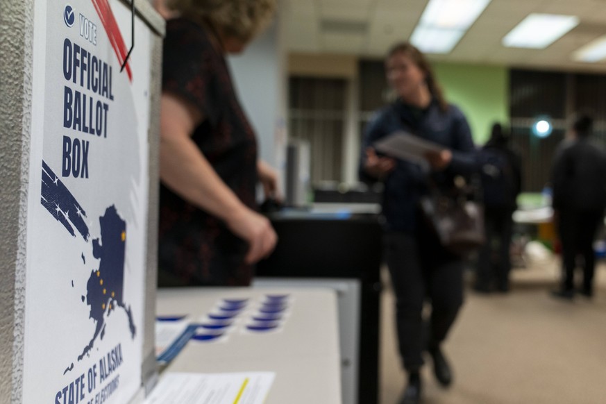 Massive turnout in Anchorage ahead of Alaska s 2024 Presidential Election The last day of early and absentee voting before the 2024 US Presidential Election took place at Anchorage City Hall. Alaskan  ...