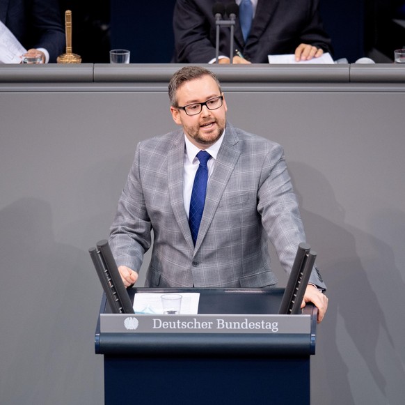 Sebastian Münzenmaier (AfD) spricht in einer Plenarsitzung des Deutschen Bundestages.
