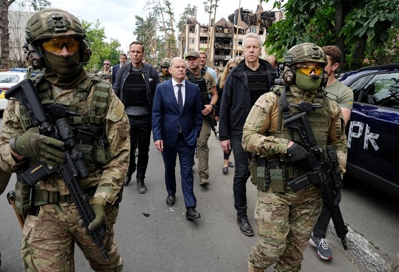 Bundeskanzler Olaf Scholz hat im teils zerstörten Kiewer Vorort Irpin die "Brutalität" des russischen Angriffskriegs verurteilt.