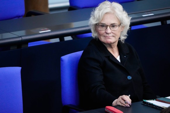 54. Bundestagssitzung und Debatte Aktuell,22.09.2022 Berlin, Verteidigungsministerin Christine Lambrecht SPD im Portrait auf der Regierungsbank bei der Debatte Unterstuetzung der Ukraine mit schweren ...