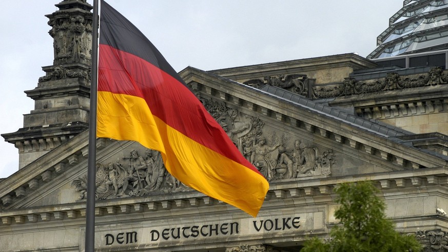 Fahne vor dem Reichstag in Berlin, Deutschland, Berlin Flag in front of Reichstag building in Berlin, Germany, Berlin BLWS655411 *** Flag in front of Reichstag building in Berlin, Germany, Berlin BLWS ...