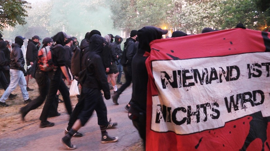 31.05.2023, Sachsen, Leipzig: Teilnehmer einer linken Demonstration im Lene Voigt-Park.. Anlass ist die Verurteilung der Linksextremstin Lina E. vor dem sächsischen Oberlandesgericht wegen Angrifffen  ...