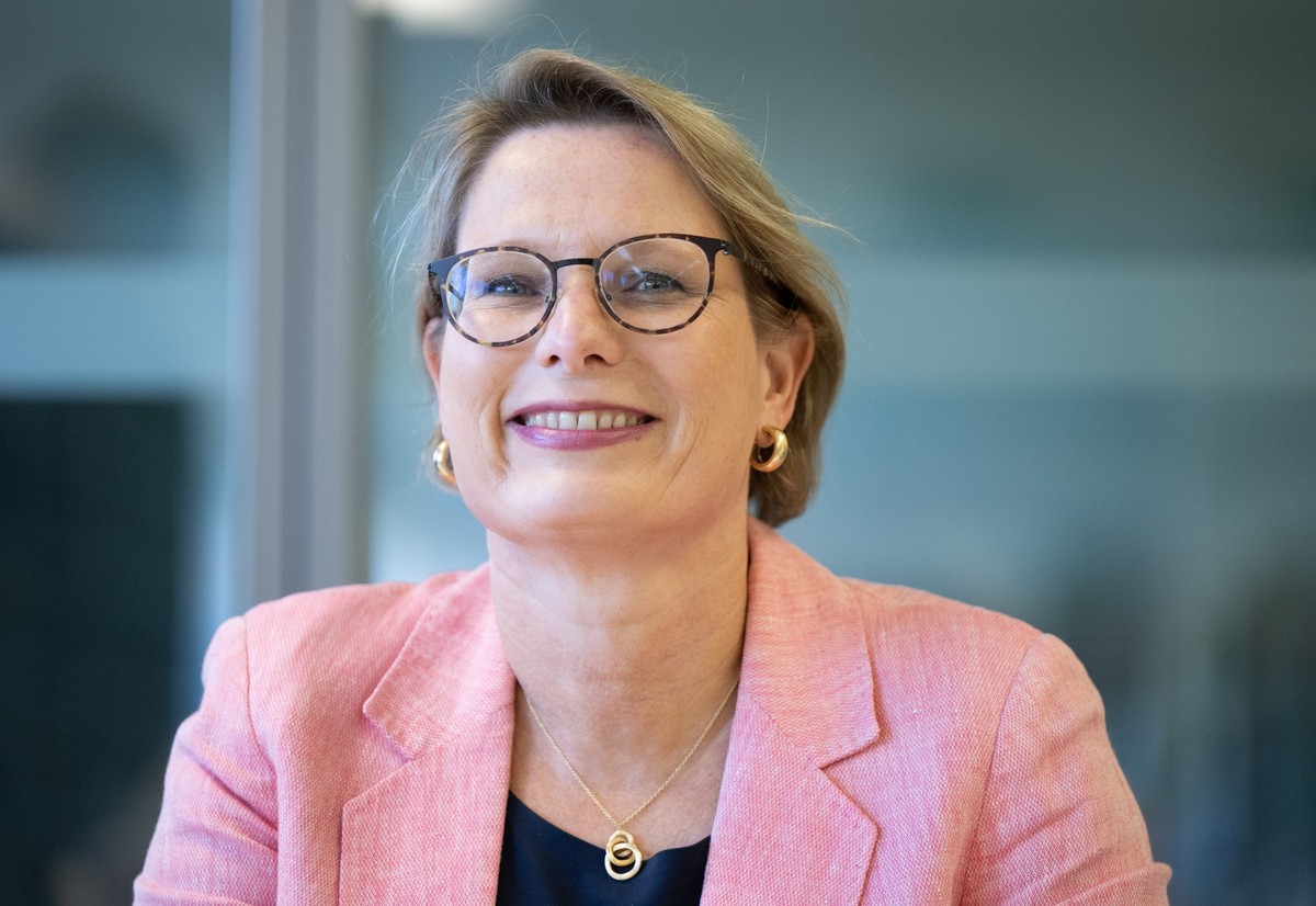 ARCHIV - 04.09.2023, Rheinland-Pfalz, Mainz: Stefanie Hubig (SPD), Bildungsministerin von Rheinland-Pfalz, beim Besuch einer Schulklasse. (zu dpa: «Osterferien: Deutsch lernen leicht gemacht») Foto: B ...