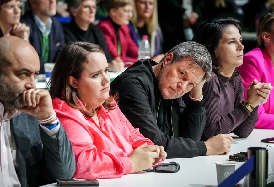 25.11.2023, Baden-Württemberg, Karlsruhe: Omid Nouripour (l-r), Bundesvorsitzender von Bündnis 90/Die Grünen, Ricarda Lang, Bundesvorsitzende von Bündnis 90/Die Grünen, Robert Habeck (Bündnis 90/Die G ...