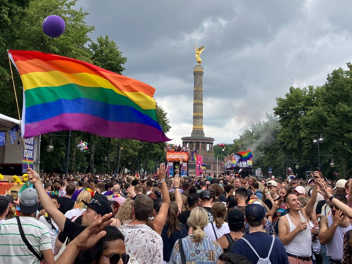 ARCHIV - 27.07.2024, Berlin: Menschen feiern beim alljährlichen Berlin Pride Umzug zum Christopher Street Day (CSD). (zu dpa: «Weisung der Bundestagsspitze: Regennetzwerk nicht beim CSD») Foto: Anna R ...