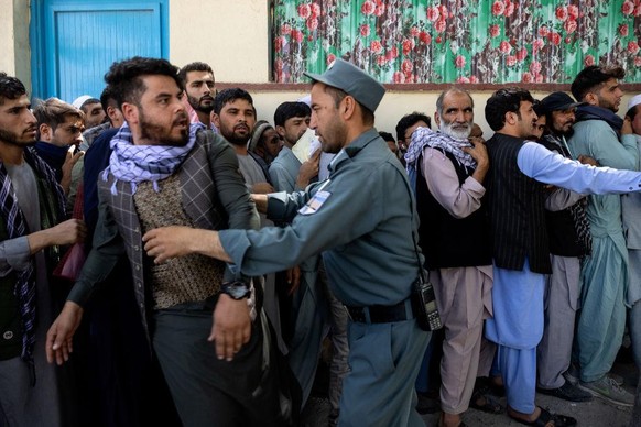 Die Menschen in Kabul versuchten verzweifelt, an Pässe für die Ausreise zu gelangen.