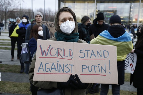 "Welt, stell dich gegen Putin", steht auf dem Schild einer Demonstrantin.
