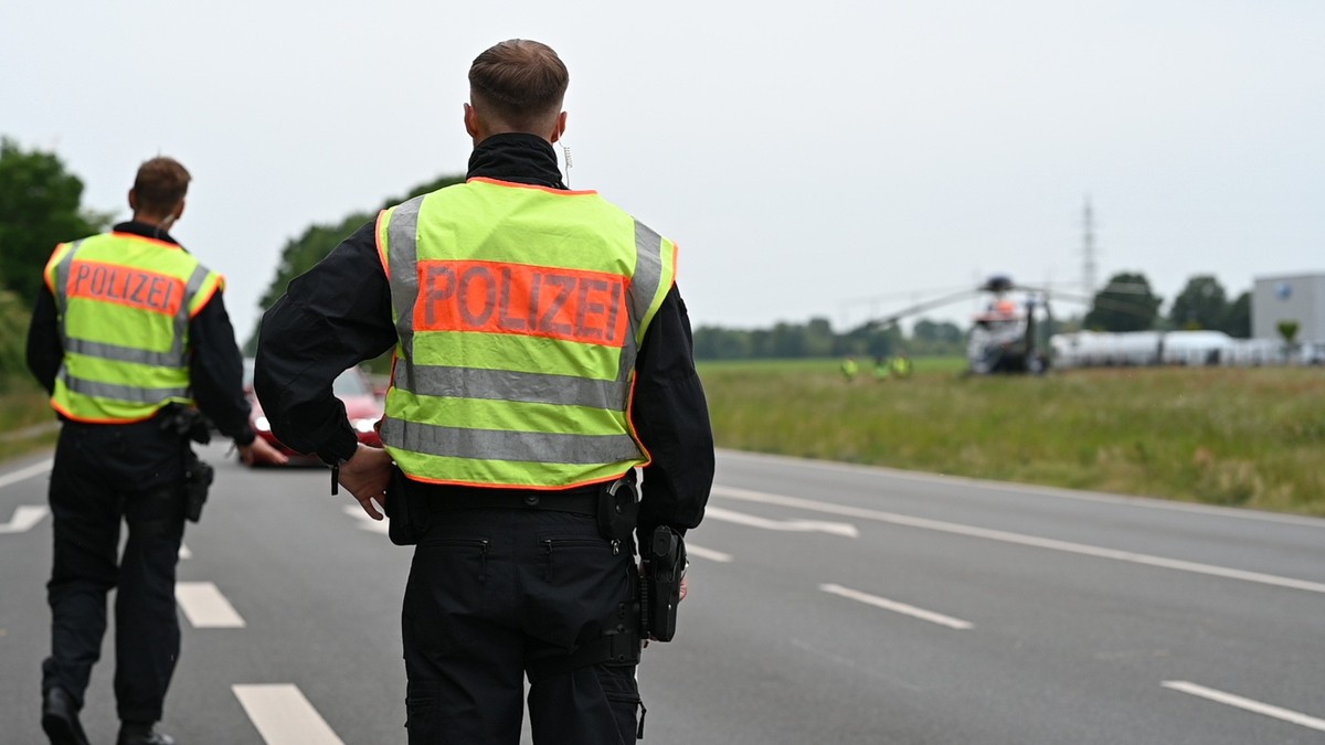 24.05.2025, Niedersachsen, Nordhorn: Bundespolizisten arbeiten an einer temporären Kontrollstelle an der Bundesstraße 213 (B213). (zu dpa: «Dobrindt bringt Migrationsgesetze ins Kabinett») Foto: Lars ...