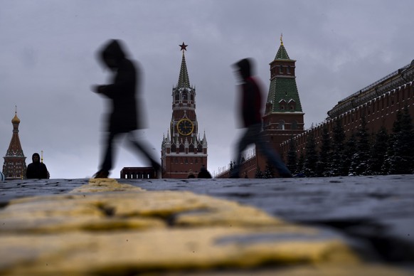 ARCHIV - 29.12.2020, Russland, Moskau: Menschen gehen vor dem Erl�serturm im Kreml (M) �ber den Roten Platz. (zu dpa �Russischer Geheimdienst nimmt US-Journalisten fest - Spionagevorwurf�) Foto: Alexa ...