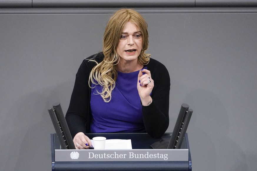 17. Bundestagssitzung und Debatte in Berlin Aktuell,17.02.2022 Berlin, Tessa Ganserer von der Partei Buendnis 90/Die Gruenen im Portrait bei ihrer Rede zum Tagesordnungspunkt Einsetzung des Parlamenta ...