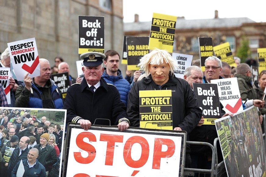 NI Assembly crisis. A man dressed as a customs officer and another dressed as Boris Johnson with protesters from Border Communities Against Brexit outside Hillsborough Castle during a visit by Prime M ...