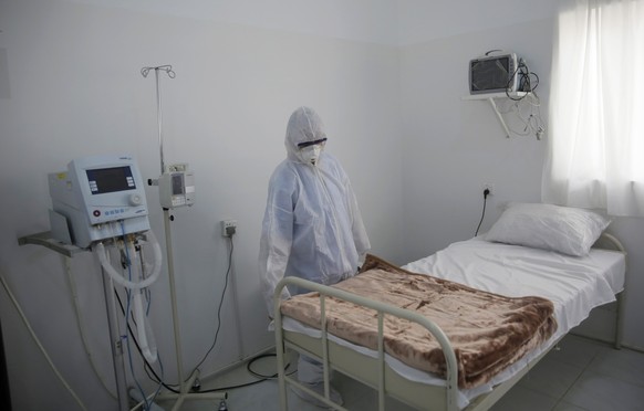 Jemen, Sanaa: Ein medizinischer Mitarbeiter steht im Krankenhaus vor einem Bett in einem Isolationsraum in einer Quarantänestation.