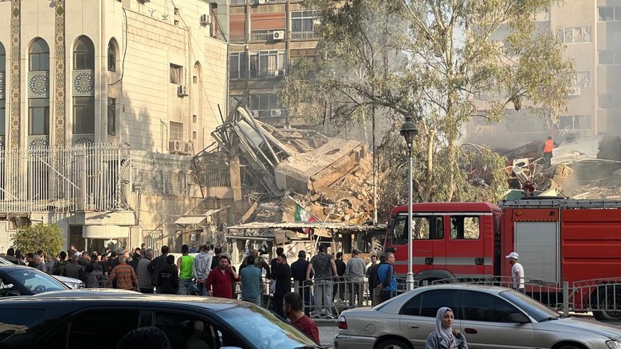 01.04.2024, Syrien, Damaskus: Dieses mit einem Mobiltelefon aufgenommenen Foto zeigt ein zerst