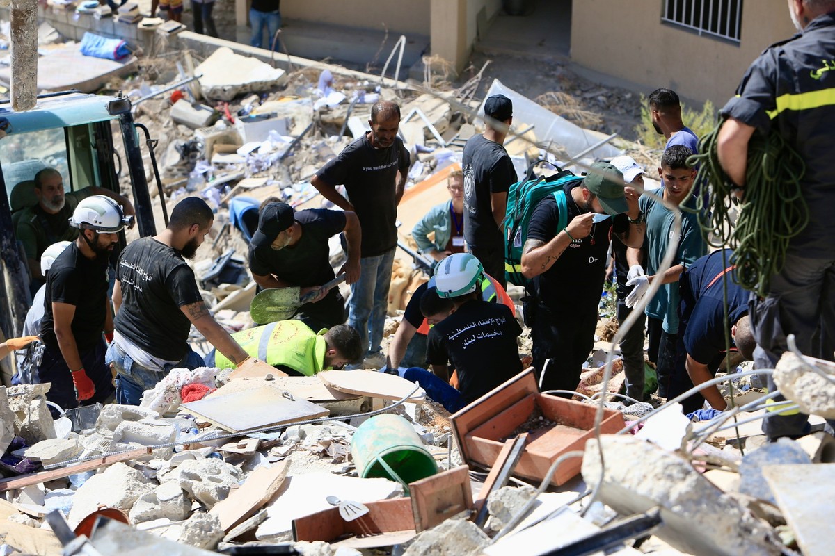 dpatopbilder - 30.09.2024, Libanon, Ain al-Delb: Libanesische Zivilisten und Mitarbeiter des Zivilschutzes suchen unter den Tr�mmern zweier Wohnh�user in dem s�dlibanesischen Dorf Ain al-Delb nach �be ...