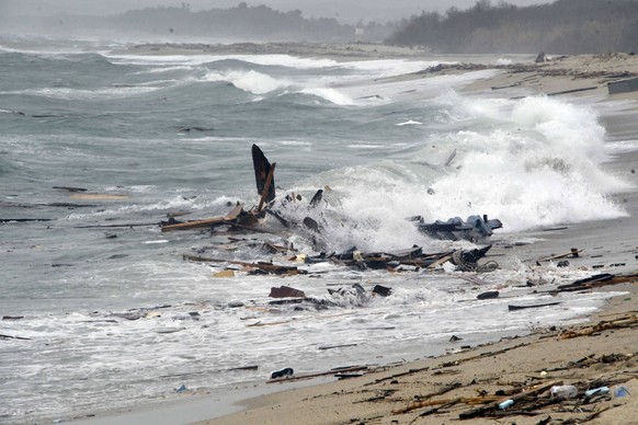 foto IPP/albano angilletta Steccato di Cutro - crotone 26-02-2023 Un barcone che trasportava 250 migranti si e schiantato contro gli scogli a pochi metri dalla costa di Steccato di Cutro nella foto re ...