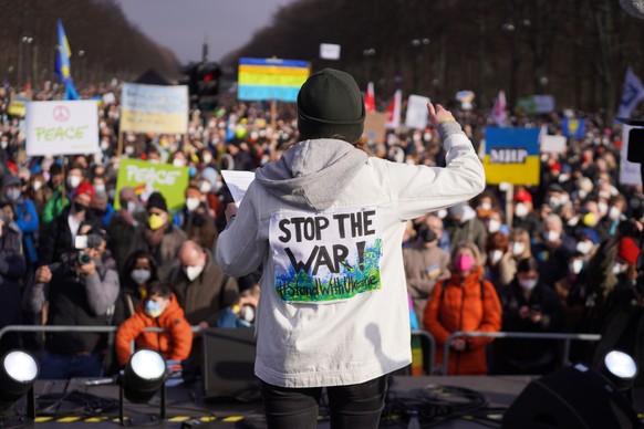 27.02.2022, Berlin: Klimaaktivistin Luisa Neubauer spricht bei einer Demonstration unter dem Motto &quot;Stoppt den Krieg! Frieden f�r die Ukraine und ganz Europa&quot; gegen den russischen Angriff au ...