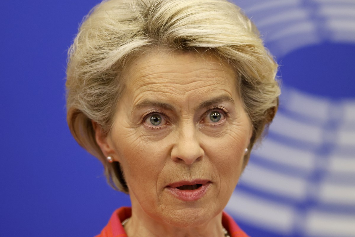 ARCHIV - 06.07.2022, Frankreich, Stra�burg: Ursula von der Leyen, Pr�sidentin der Europ�ischen Kommission, spricht w�hrend einer Pressekonferenz vor einer Abstimmung �ber Energien im Europ�ischen Parl ...