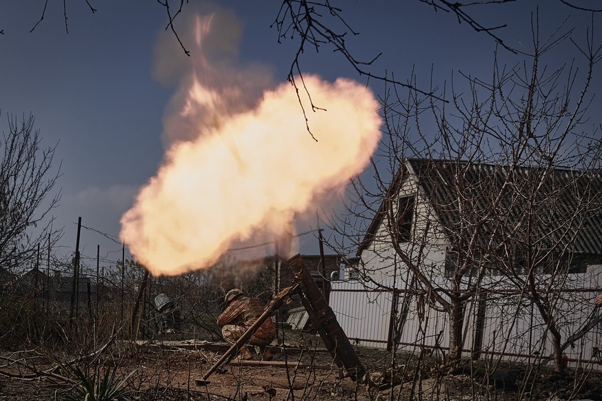 dpatopbilder - 26.03.2023, Ukraine, Bachmut: Ukrainische Soldaten feuern einen Mörser ab auf russische Stellungen an der Frontlinie bei Bakhmut, Region Donezk, Ukraine Foto: Libkos/AP/dpa +++ dpa-Bild ...