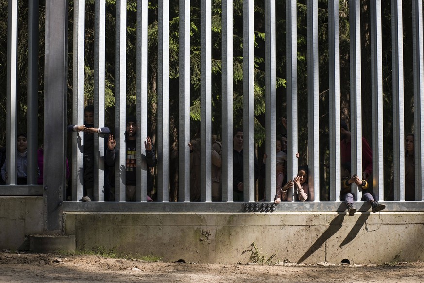 May 28, 2023, Bialowieza, Podlaskie, Poland: Migrants with children seeking asylum are seen at the Belarusian side of the Polish border wall in Bialowieza. A group of 30 migrants and refugees from Ira ...