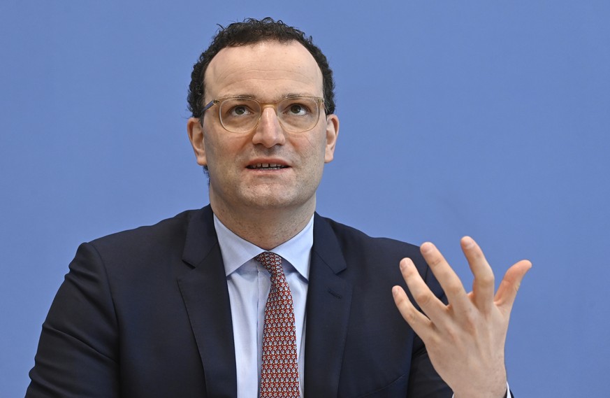 12.02.2021, Berlin: Bundesgesundheitsminister Jens Spahn (CDU) redet in einer Pressekonferenz zur aktuellen Situation in der Corona-Pandemie zu den Journalisten. Foto: Tobias Schwarz/AFP/POOL/dpa +++  ...