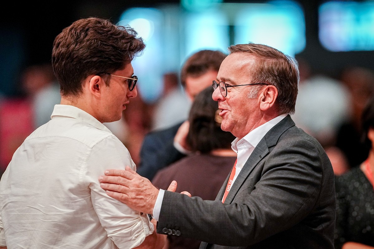28.06.2025, Berlin: Boris Pistorius (SPD), Bundesminister der Verteidigung, und Philipp Türmer, Parteivorsitzender der Jusos, nehmen am SPD-Bundesparteitag teil. Auf dem Parteitag will die SPD ein neu ...