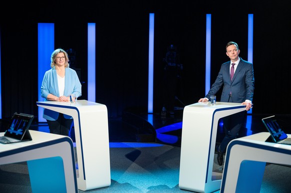 Anke Rehlinger (SPD), Ministerin für Wirtschaft, Arbeit, Energie und Verkehr und stellvertretende Ministerpräsidentin, und Ministerpräsident Tobias Hans (CDU) stehen beim TV-Duell im Studio des Saarlä ...